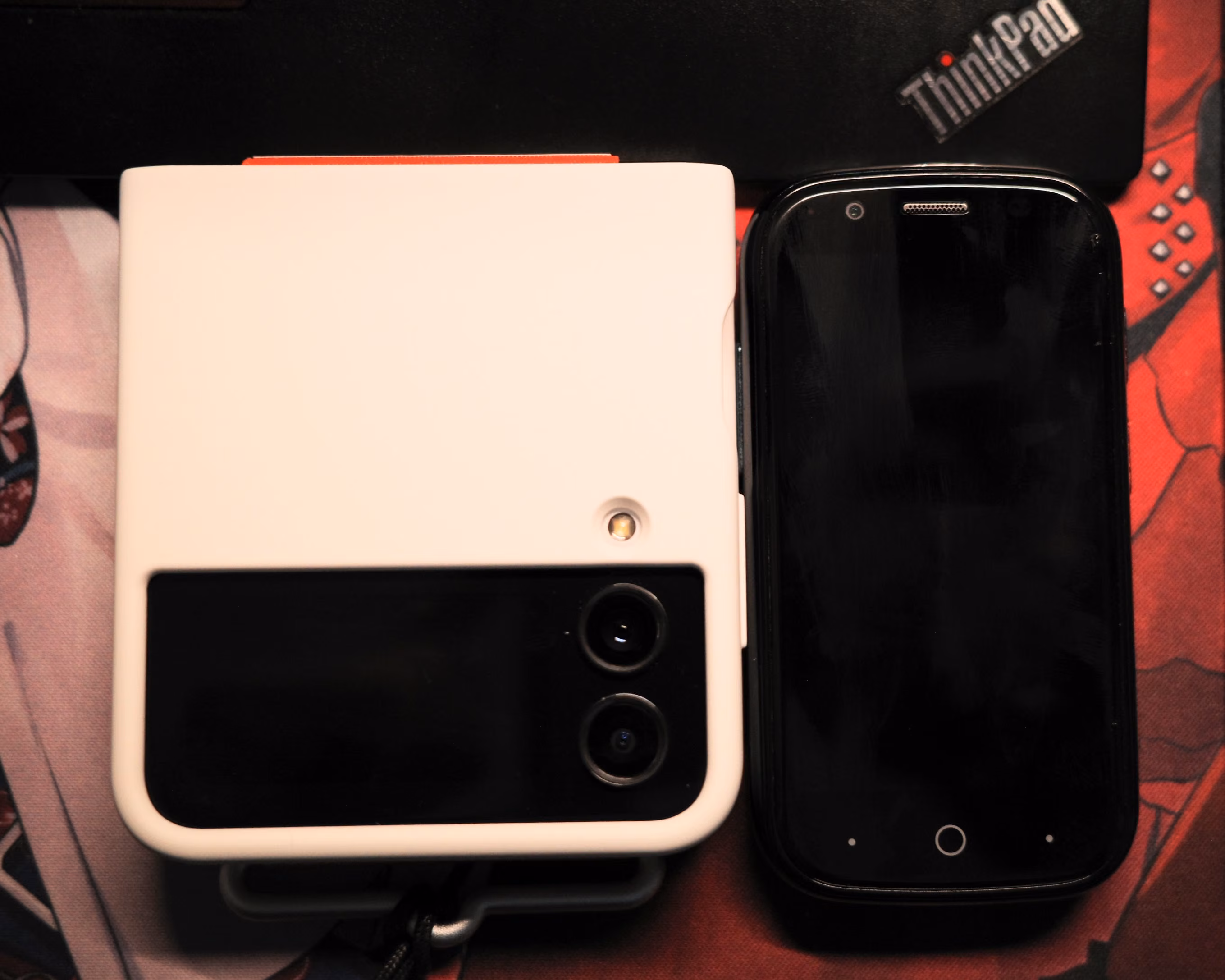 Galaxy Z Flip 4 vs. Jelly 2